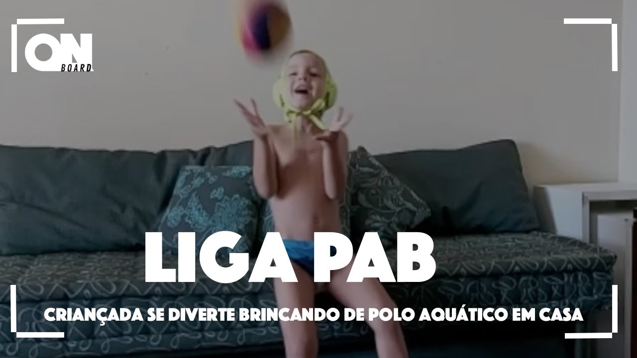 Crianças jogam polo aquático em casa em campanha da PAB nas redes sociais